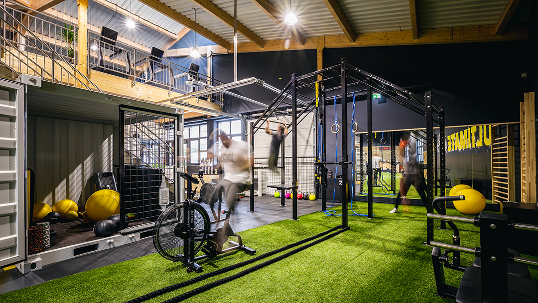 Functional Training und Calisthenics Area im Ultimate Gym Graz mit Rig, Turnringen, Air Bike und Kunstrasen